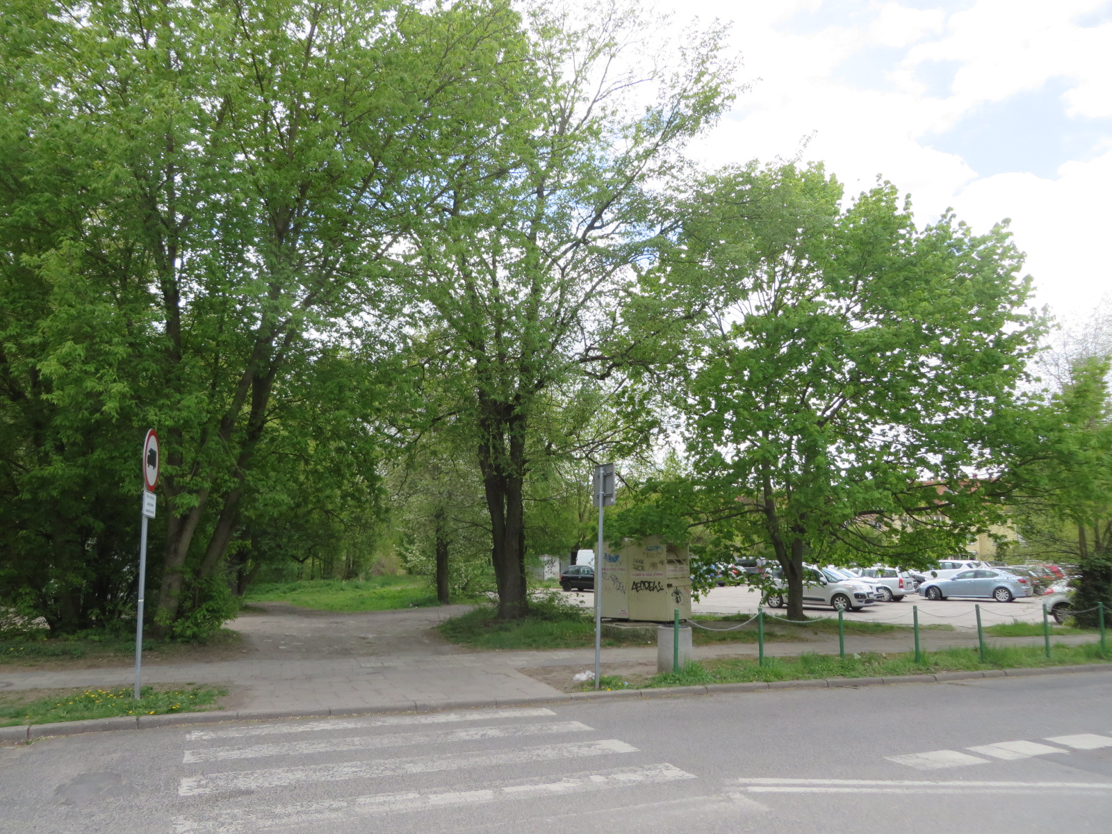 nieruchomość na sprzedaż po dawnym targowisku, zadrzewiona użytkowana obecnie jako parking