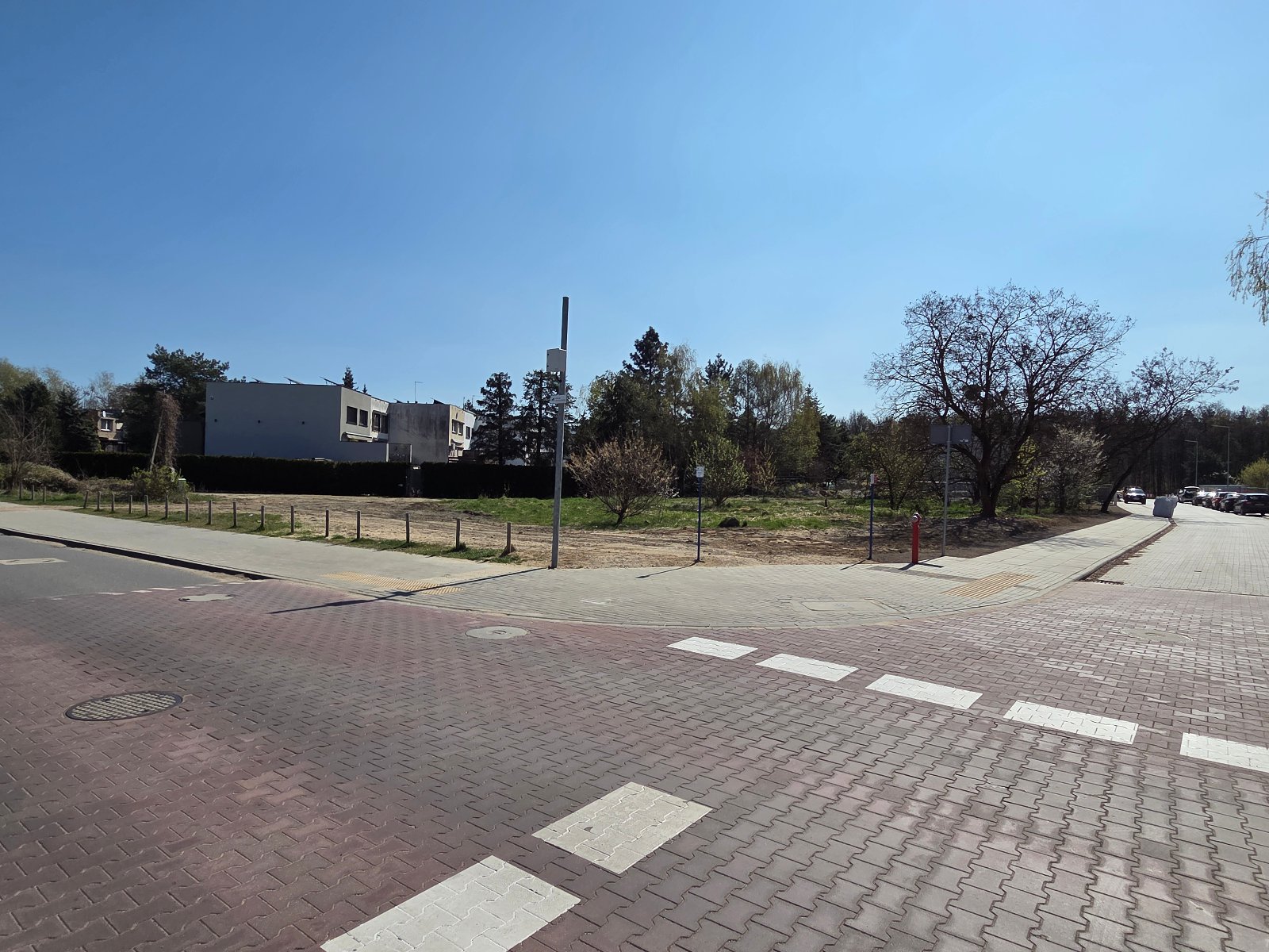 Działka przy ul. Jerzego Waldorffa, niezabudowana, porosnięta nieuporządkowaną roslinnością, pojedynczymi drzewami i krzewami