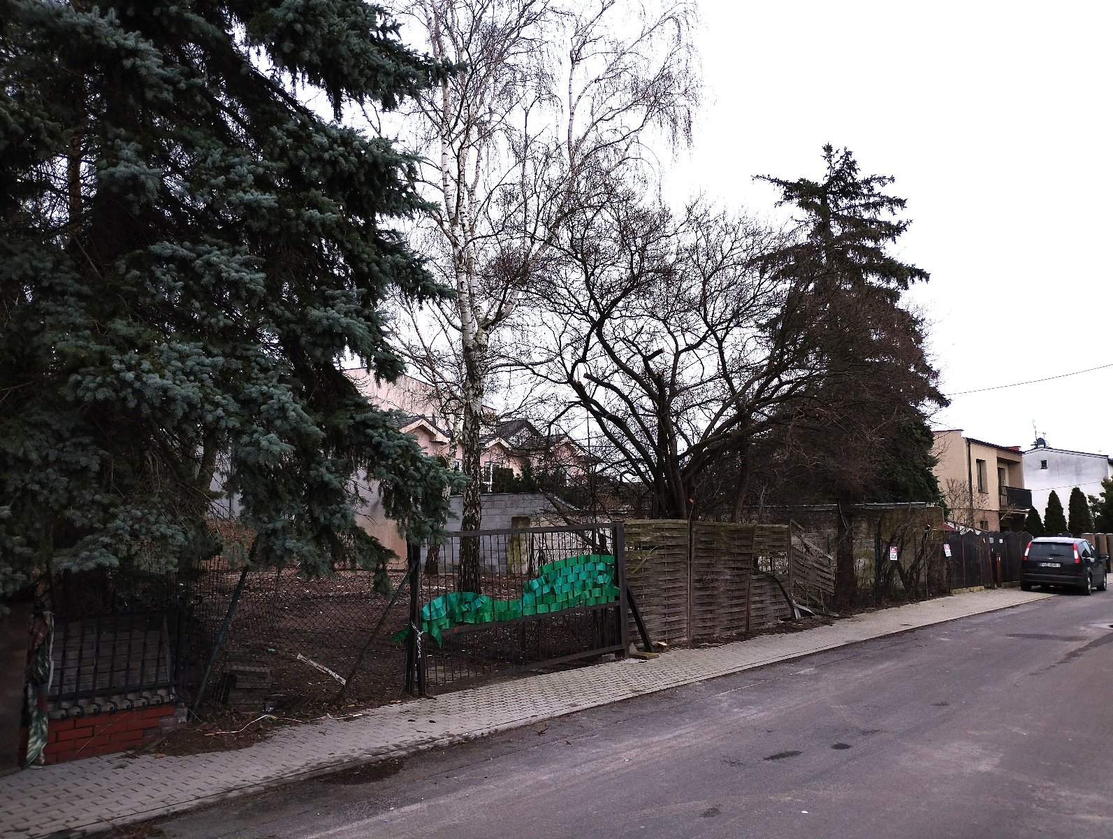 działka budowlana jednorodzinna na sprzedaż nr 81 teren ogrodzony, na posesji pojedyncze drzewa