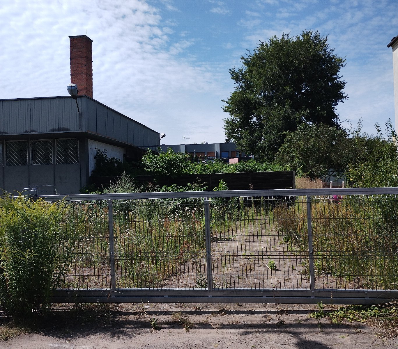 działka budowlana nr 60/1 przy ul. Dniestrzańskiej widok od strony ulicy teren ogrodzony z bramą wjazdową