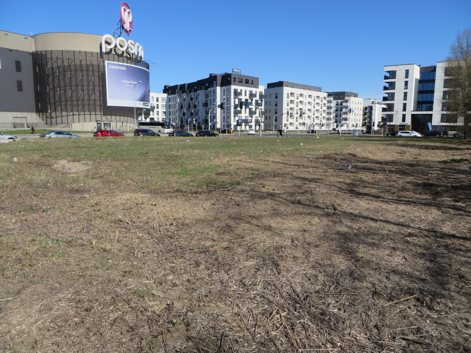ul. Anny Jantar i ul. Brneńska - działka niezabudowana, zlokalizowana przy skrzyżowaniu, sąsiedztwo galerii Posnania i budynków wielorodzinnych.