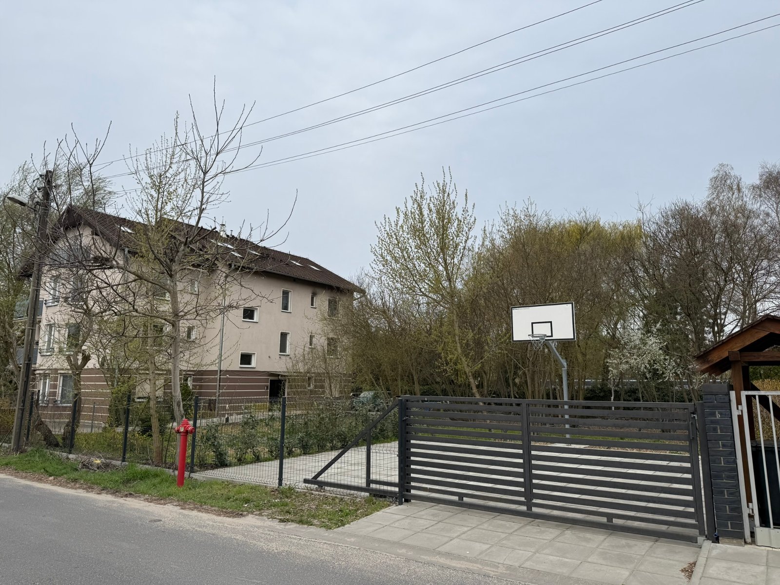 widok od strony ul. Odległej, działka niezabudowana, droga asfaltowa