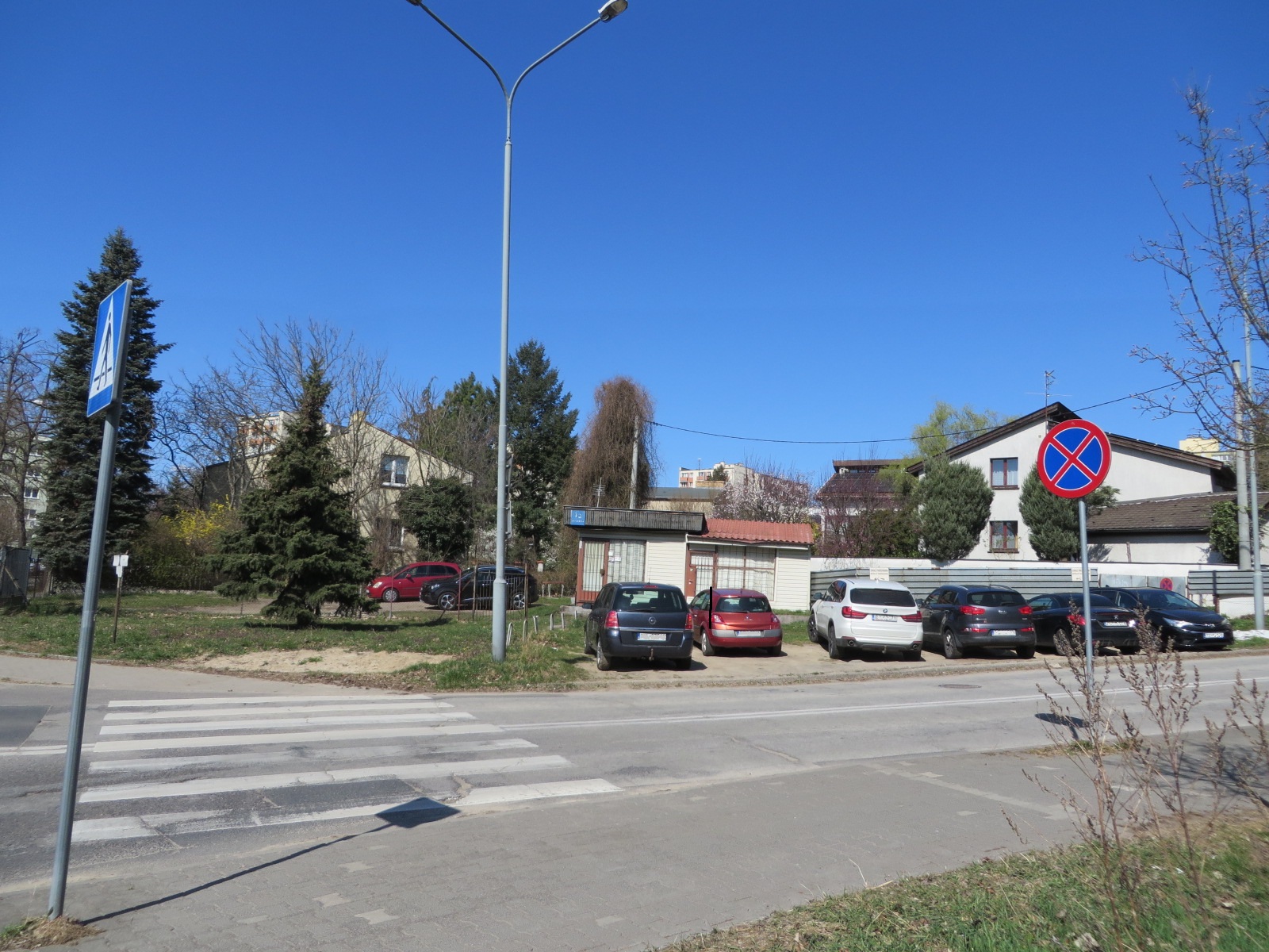 Lazurowa działka budowlana n 31 na sprzedaż widok od ul. Lazurowej teren ogrodzony i zabudowany parterowymi pawilonami